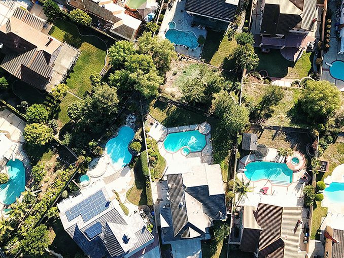Vue aérienne d'un quartier résidentiel de Fréjus