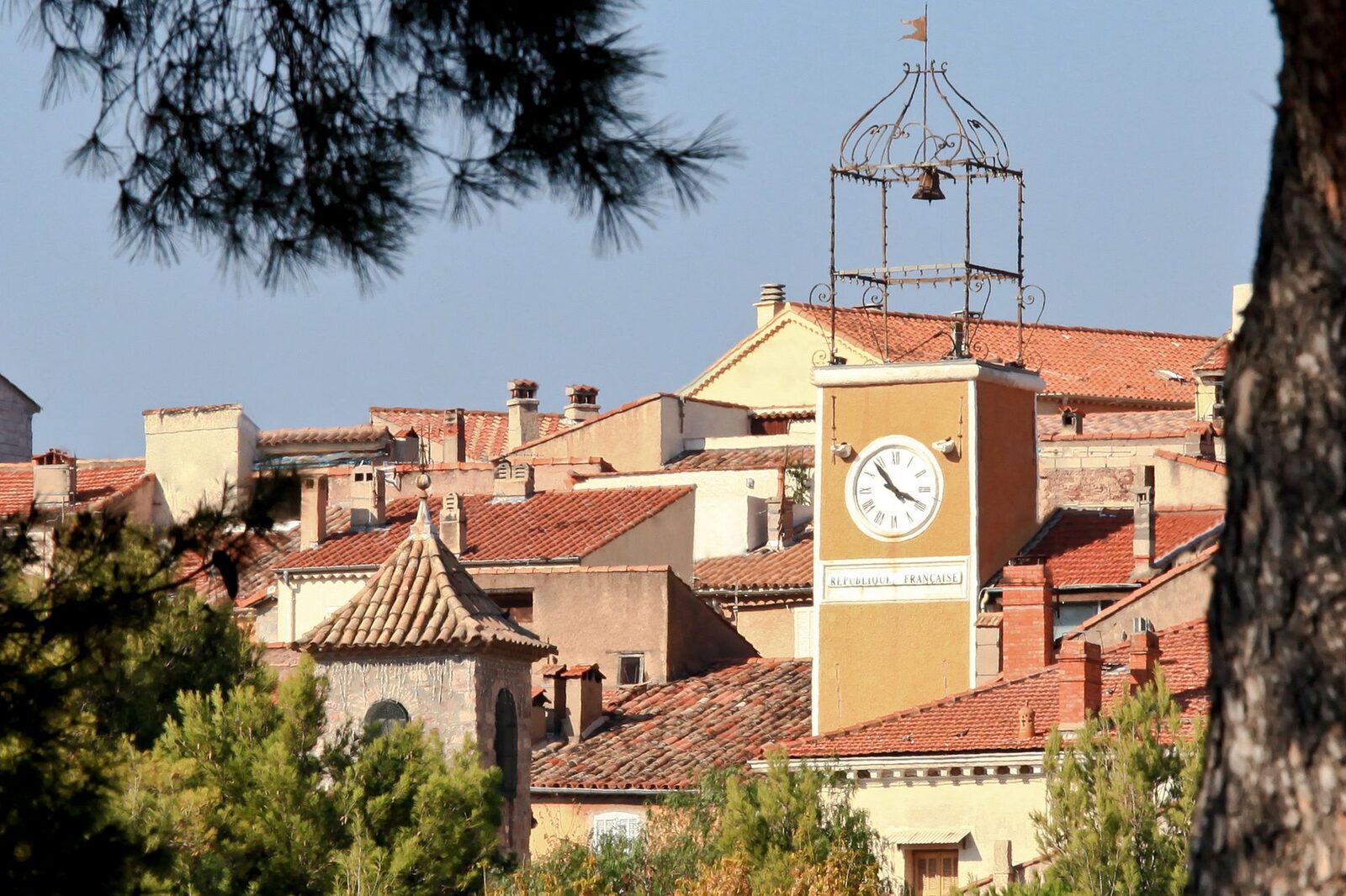 Les toits du village de Puget-sur-Argens