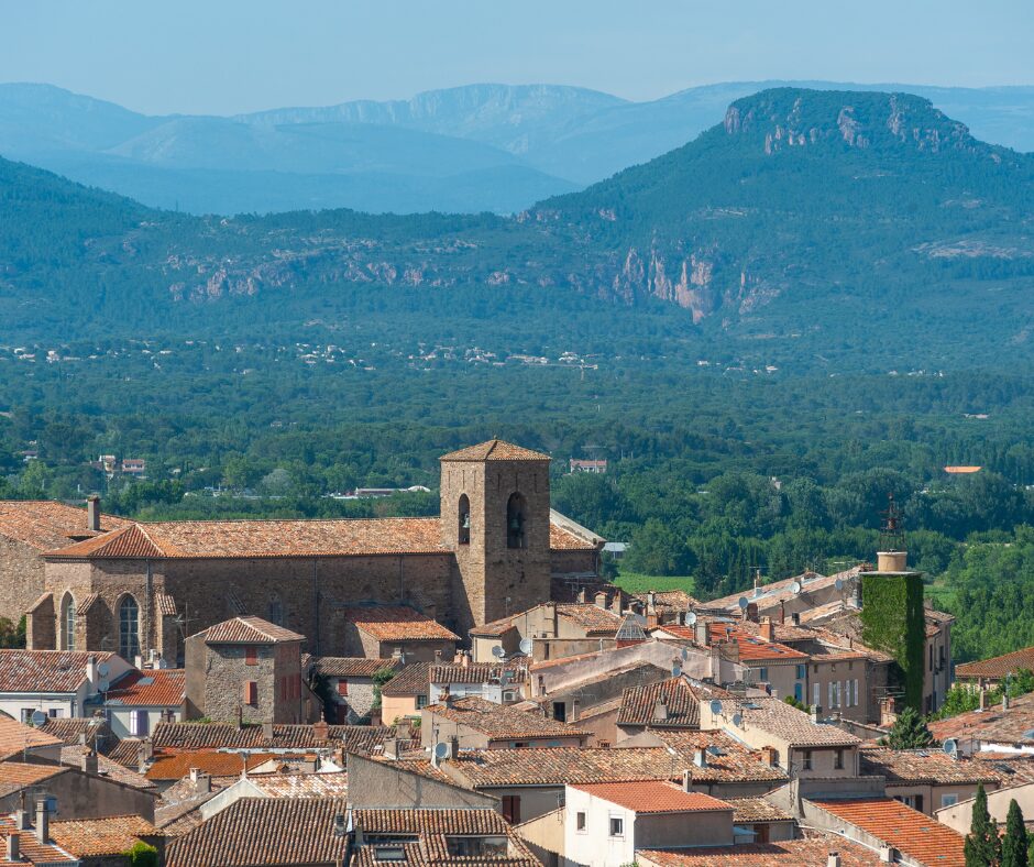 Le village de Roquebrune-sur-Argens sous son Rocher