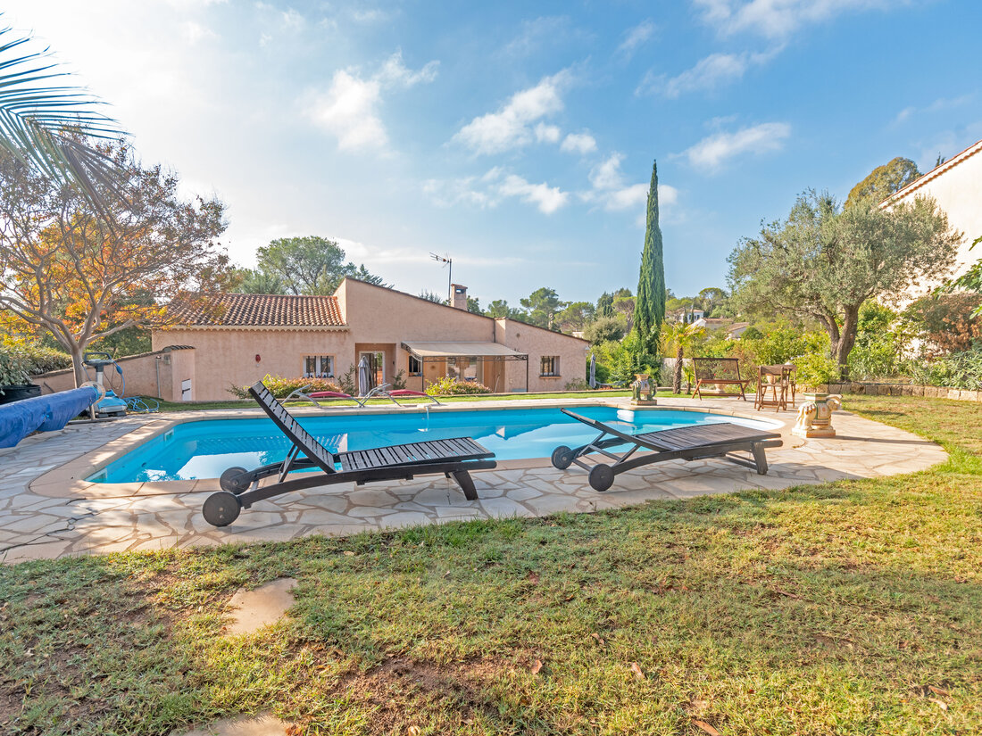 Villa avec piscine et jardin à vendre